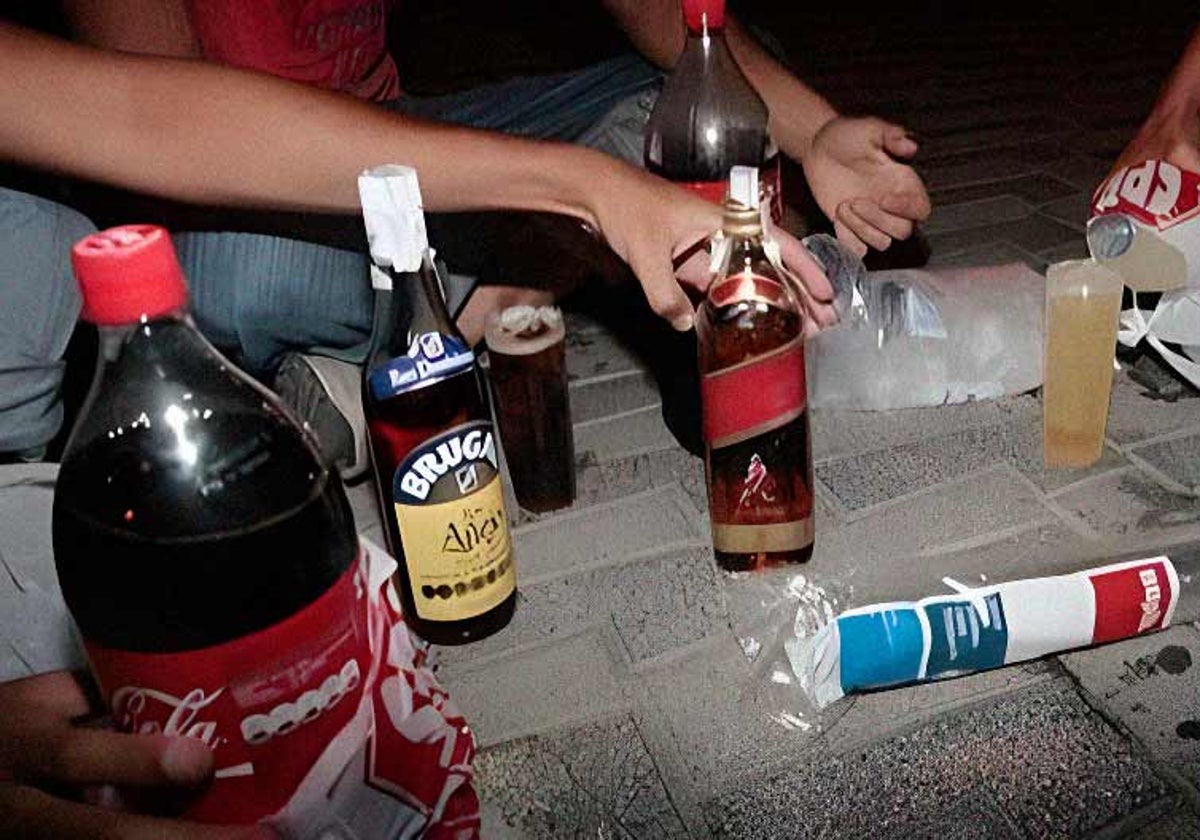 Jóvenes en pleno botellón