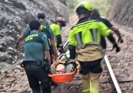 Rescatan a un hombre que se precipitó desde un puente de la Huelva-Zafra a un barranco de más de 100 metros