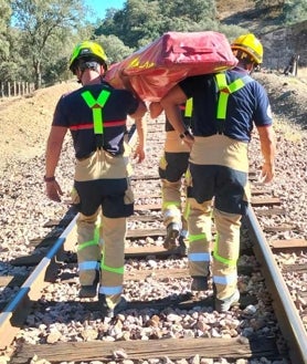 Imagen secundaria 2 - Diferentes imágenes del operativo que tuvieron que desplegar los bomberos del Consorcio Provincial, con ayuda de la Guardia Civil, para rescatar a la persona herida tras caer del puente a un profundo barranco