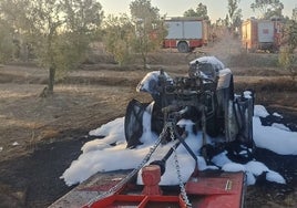 Tractor calcinado en un incendio en Hinojos