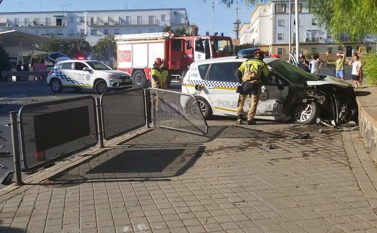 Imagen principal - Accidente en Huelva: Seis heridos en un choque entre un turismo y un coche de la Policía Local junto al Barrio Obrero