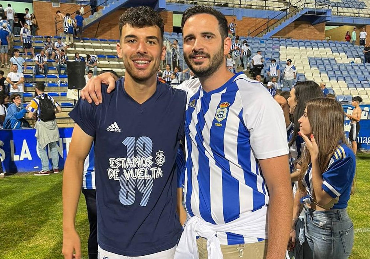 Víctor Barroso junto a Rubén Serrano tras el ascenso a Primera Federación del Recreativo en junio
