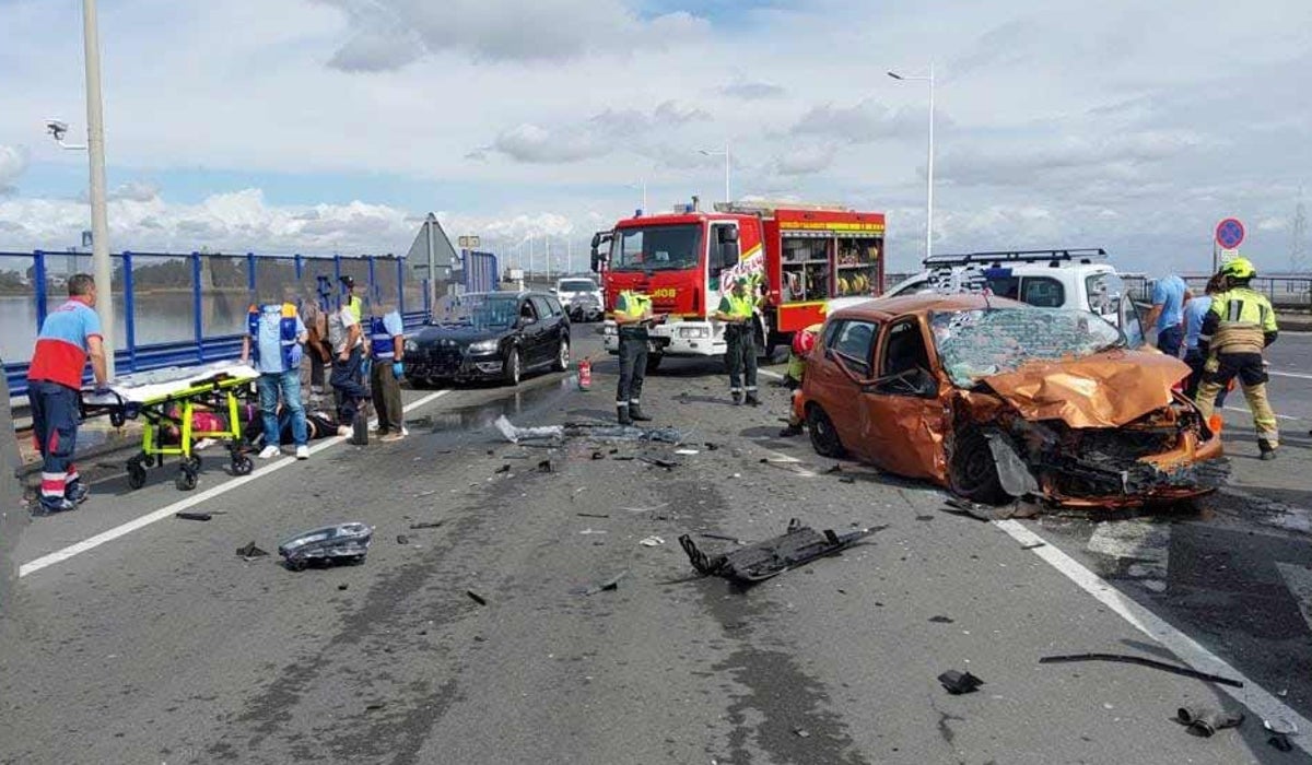 El lugar del accidente tras la llegada de los servicios de emergencia