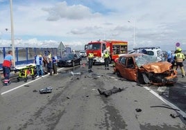 Un aparatoso accidente entre dos vehículos deja varios heridos en el puente de la Punta del Sebo