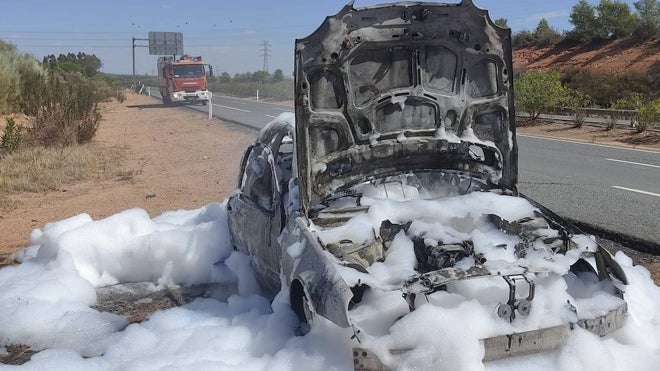 El incendio de un vehícu.o en la autopista A-49 en sentido Ayamonte