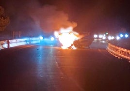 Accidente, incendio y fuga en la rotonda de Corrales
