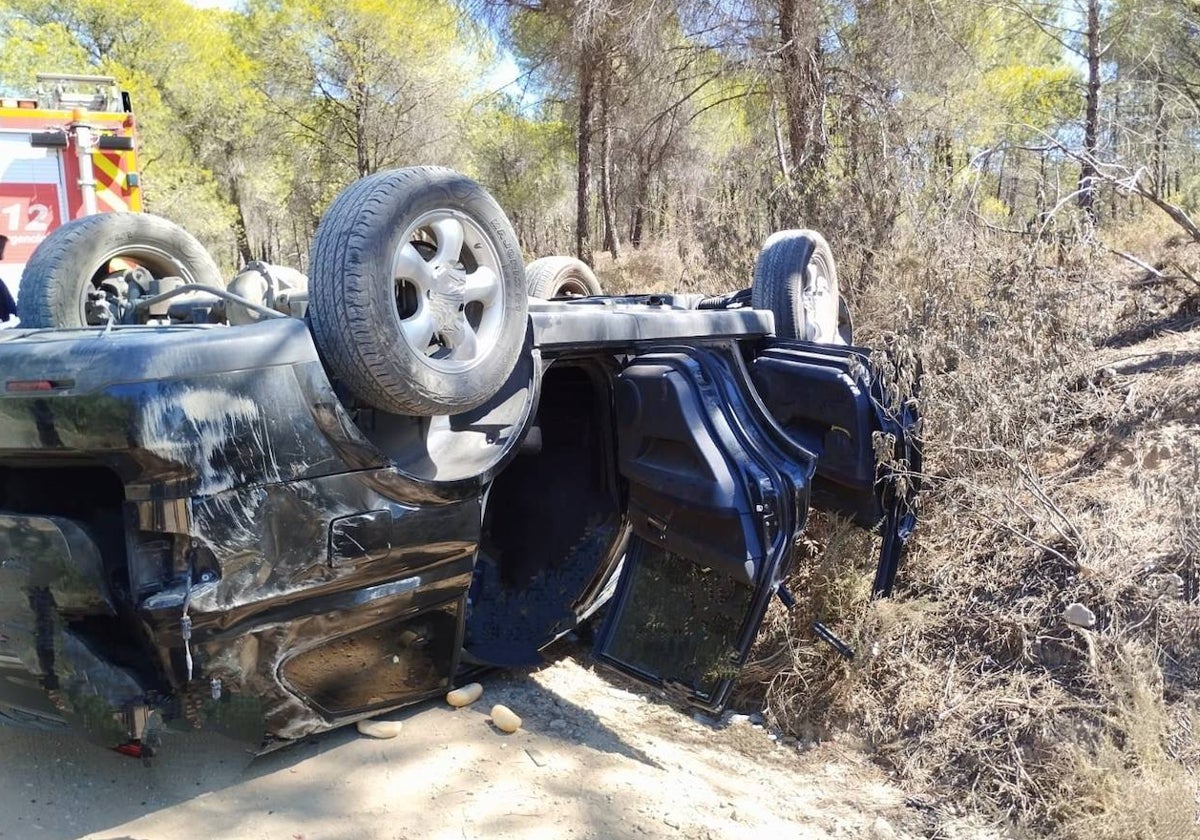 El vehículo volcado tras sufrir el siniestro cerca de Villablanca