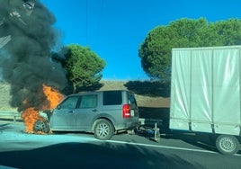 El incendio de un coche en la A-49 causa un atasco a la entrada de Huelva