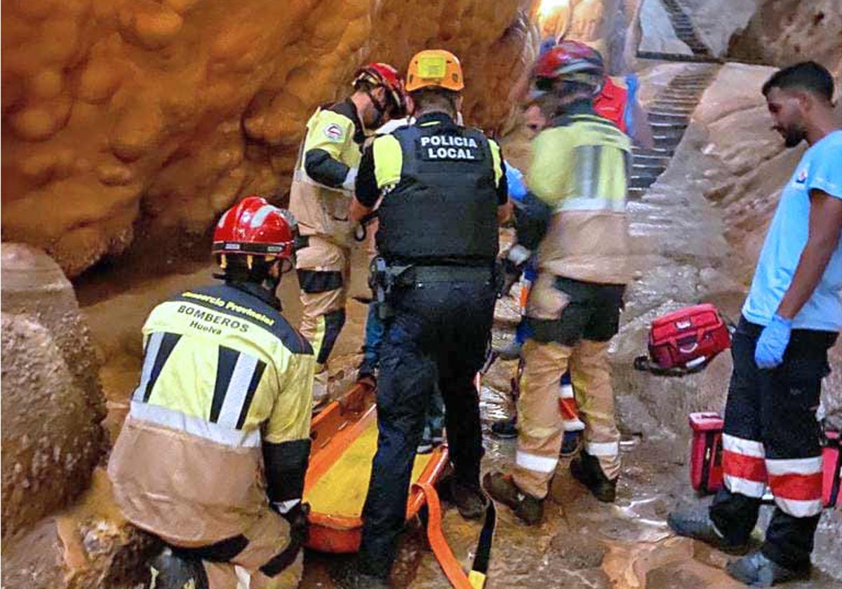 Bomberos, Policía Local y sanitarios durante la operación de rescate