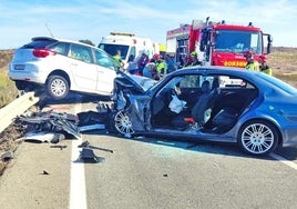 Dos chicas heridas en Villarrasa al chocar y quedar atrapadas tras el accidente