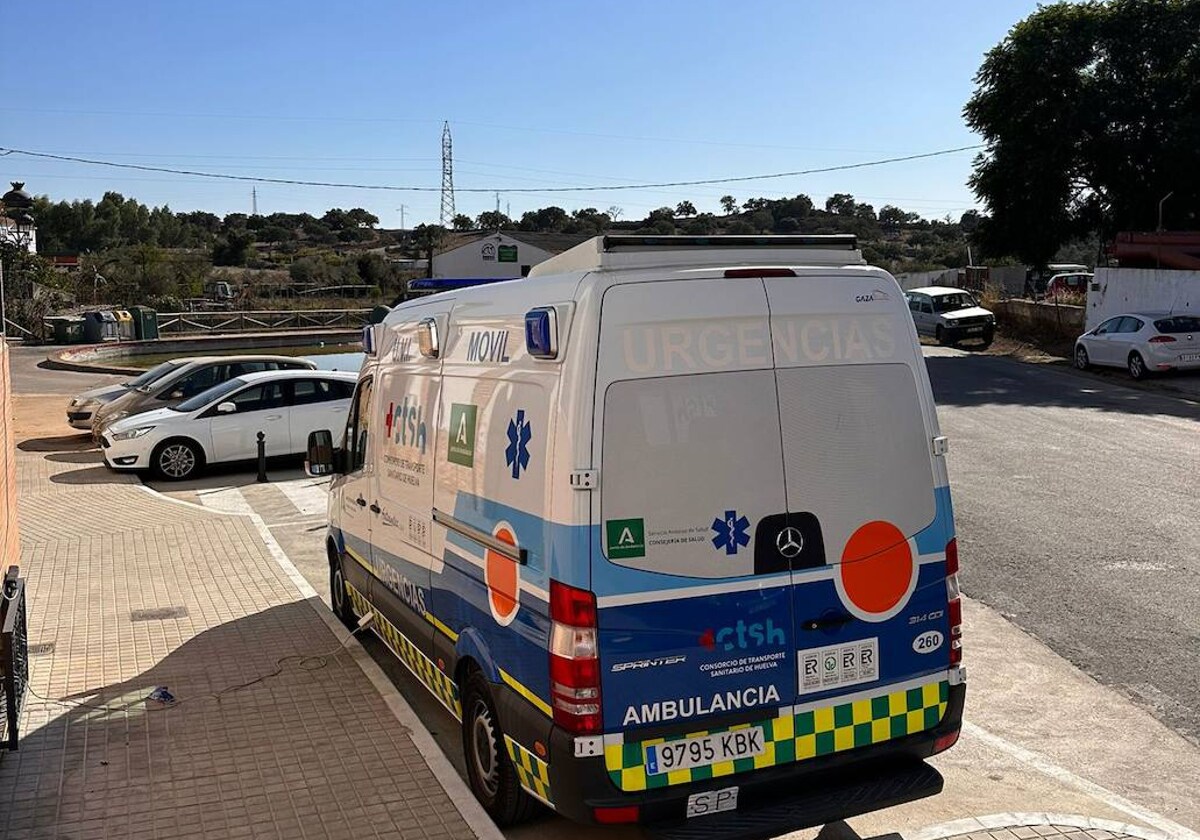 Ambulancia que atendió al motorista herido en Valverde