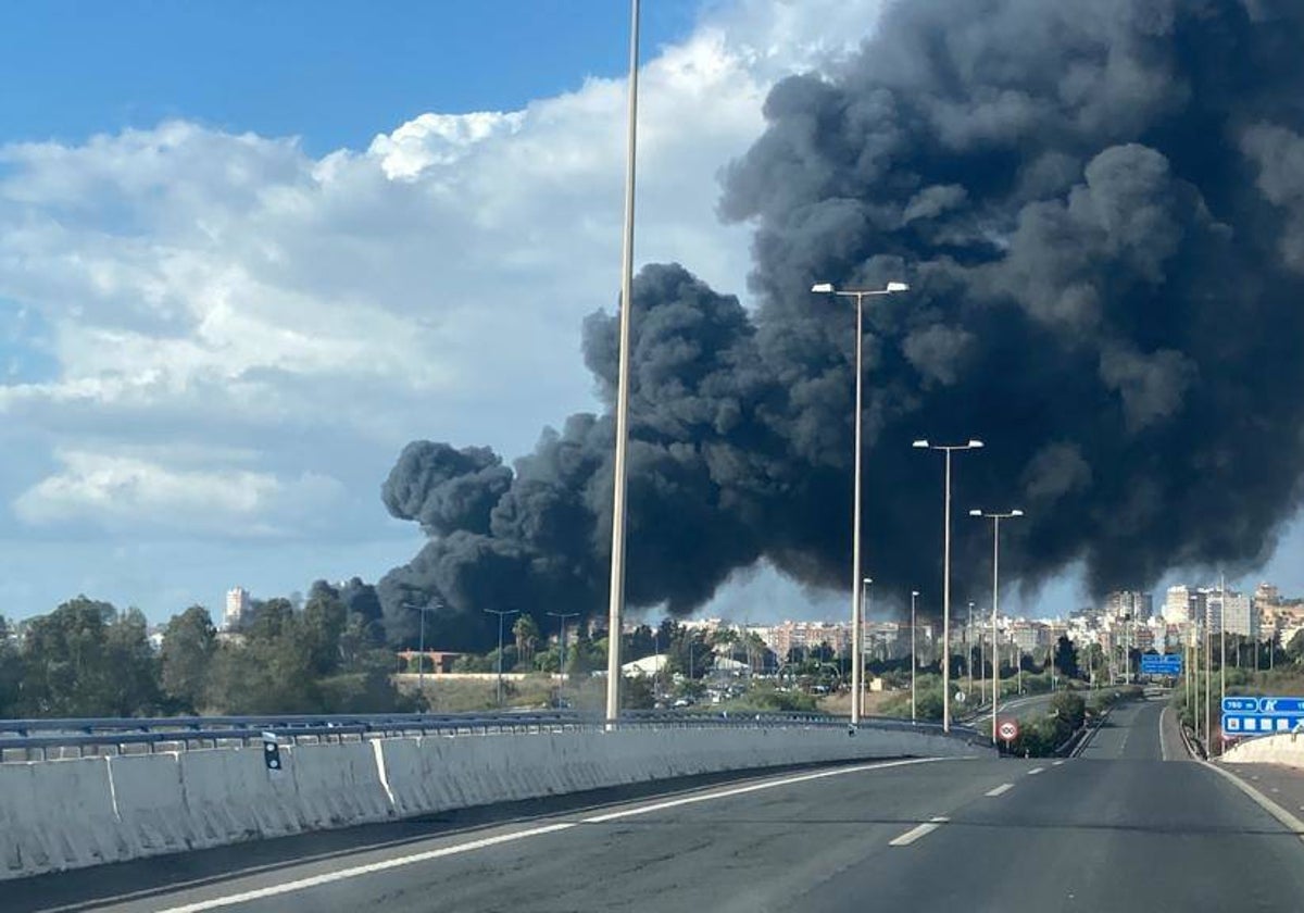 El incendio puede verse desde múltiples zonas de Huelva capital