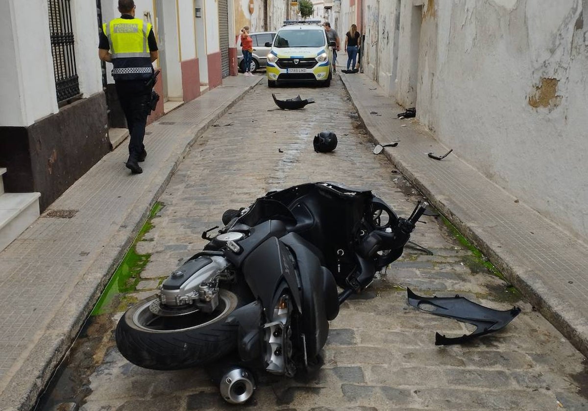 La moto tirada en medio de la calle