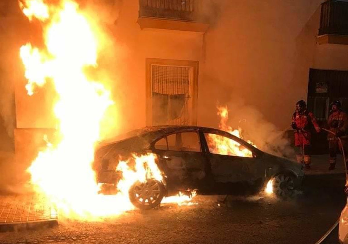 Un coche ardiendo esta pasada noche