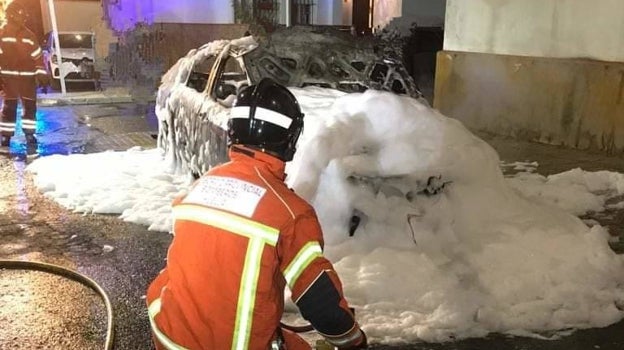 Los bomberos sofocan el incendio de un coche