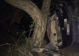 Trasladan al Hospital Infanta Elena a un varón de 42 años tras volcar su coche en Villalba del Alcor