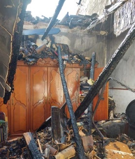 Imagen secundaria 2 - El fuego destruye una vivienda y un local en Valverde del Camino