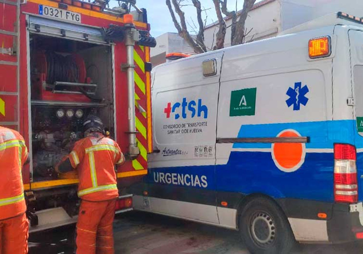 Efectivos de bomberos y sanitarios durante una actuación