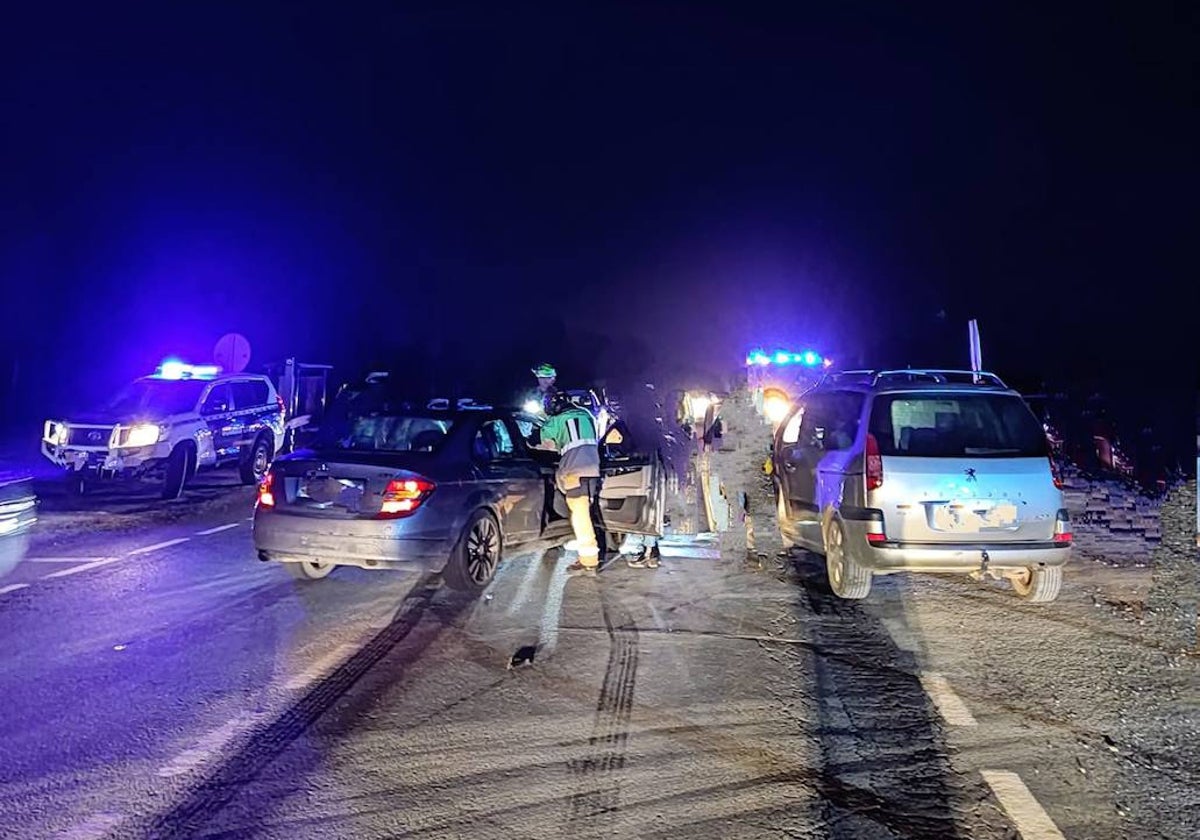 Efectivos de bomberos en la zona del accidente