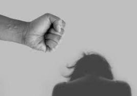 Arrestan a un hombre por darle una paliza a una mujer en pleno centro de Almonte