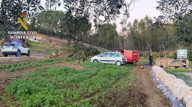 Bomberos, servicios sanitarios y Guardia Civil se acercaron hasta el lugar de los hechos