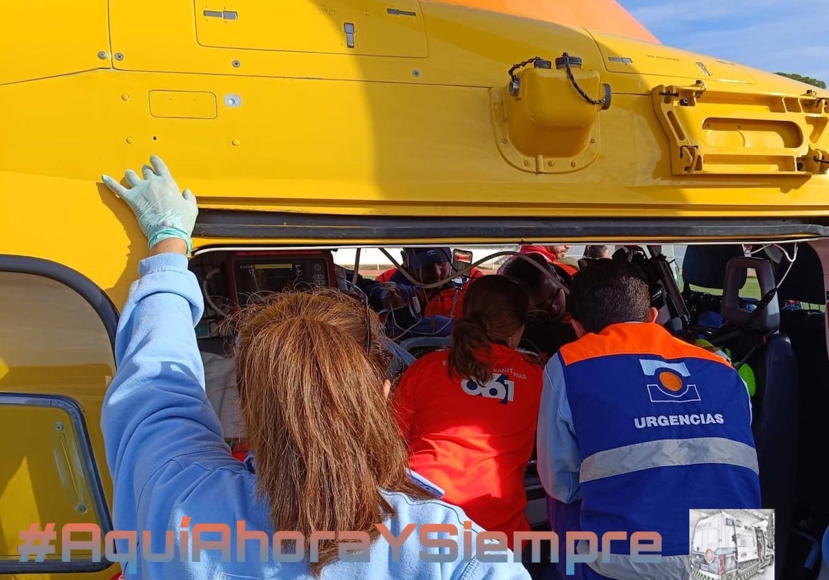 Momento en el que se trasladó en helicóptero a l hombre de Bonares que se cayó desde 6 metros