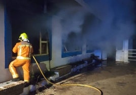 Arde un bar abandonado cerca de la playa de Urbasur en Isla Cristina