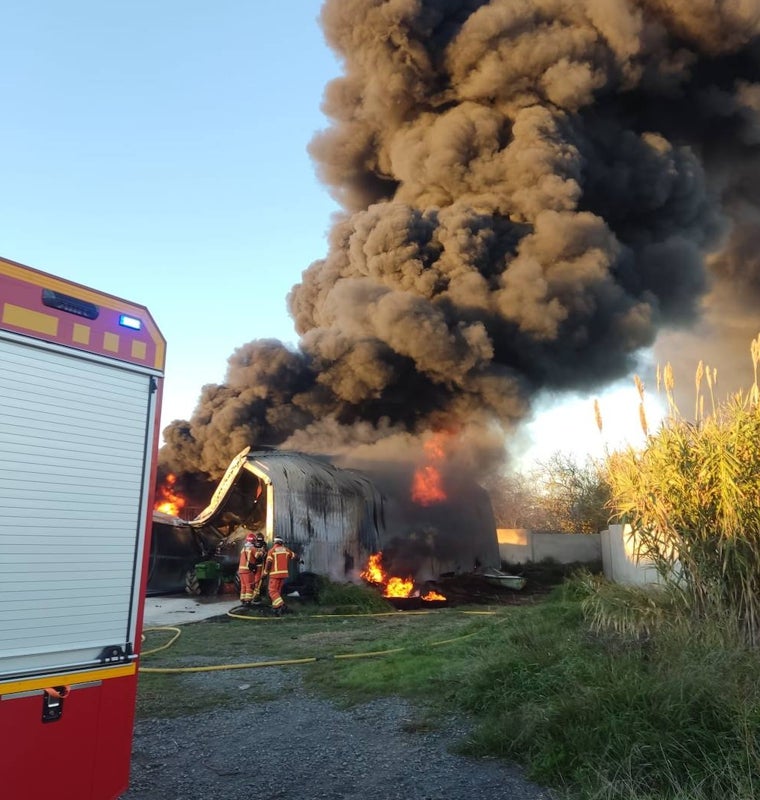 El incendio ha tenido lugar poco antes de las nueve de la mañana y ha sido muy aparatoso