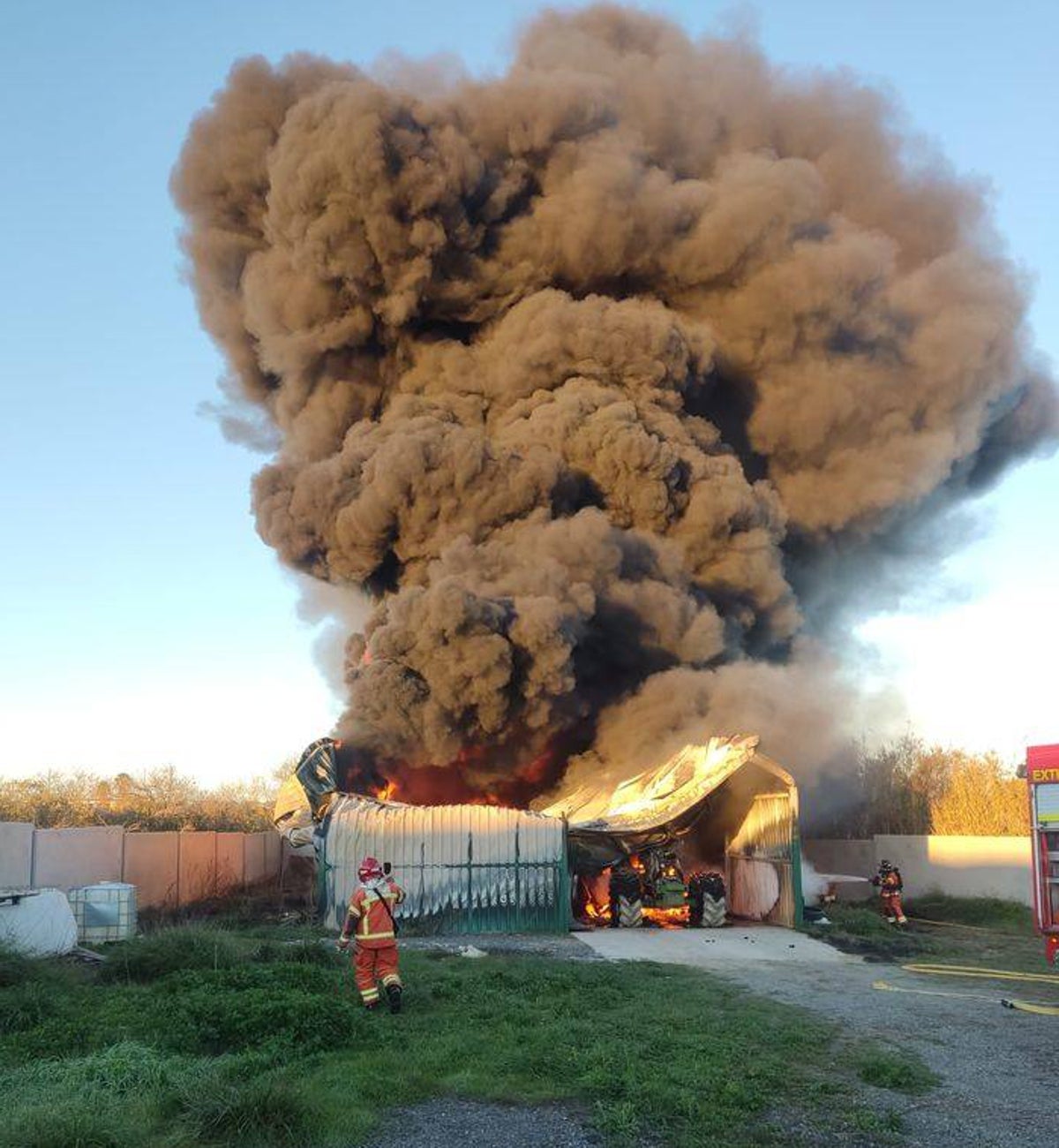 La gran columna de humo que ha provocado el incendio en la nave de Moguer