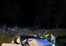 Rescatan a una persona  atrapada tras chocar con su vehículo contra un camión en Campofrío
