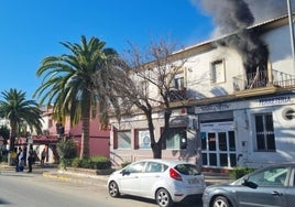Gran revuelo en Almonte tras el incendio en una vivienda que tardó dos horas en sofocarse