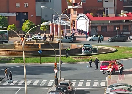 Imagen secundaria 1 - Un vehículo fuera de control acaba dentro de la fuente de los bomberos y su conductor hospitalizado