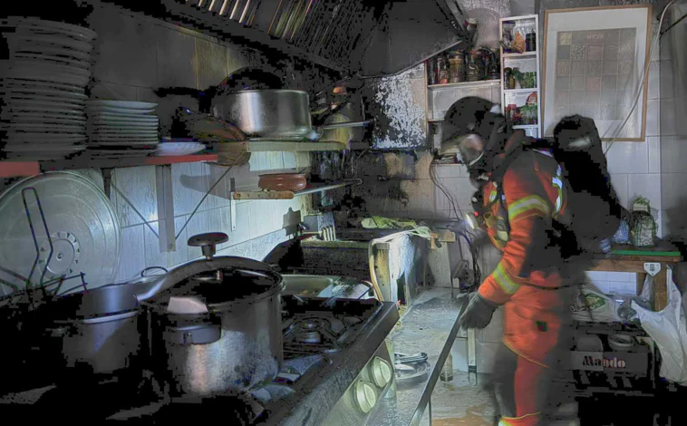 Imagen principal - Los bomberos extinguen un aparatoso incendio en un restaurante de Bollullos, que se salda sin víctimas