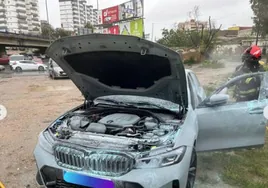 Sigue la alarma vecinal en El Matadero: arde un vehículo de alta gama