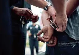 Detenidos dos ladrones en Isla Cristina cuando forzaban la puerta de un establecimiento