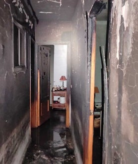 Imagen secundaria 2 - La virulencia del fuego destruyó completamente la mayor parte de la vivienda