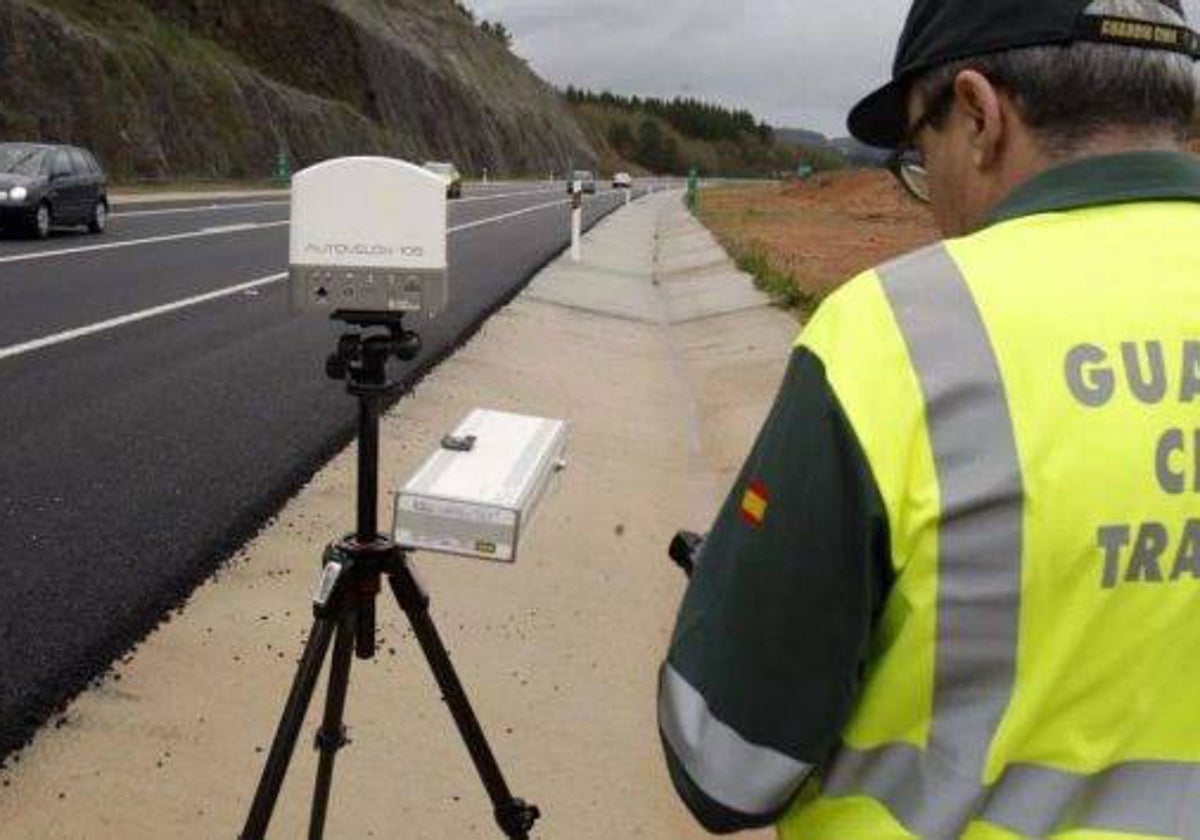 Control de velocidad de la Guardia Civil en una carretera