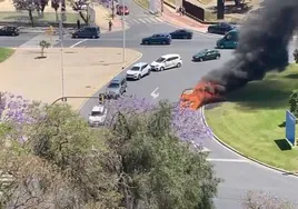 Una mujer y su hija escapan del incendio de su vehículo tras salir ardiendo en la Avenida de Andalucía de Huelva
