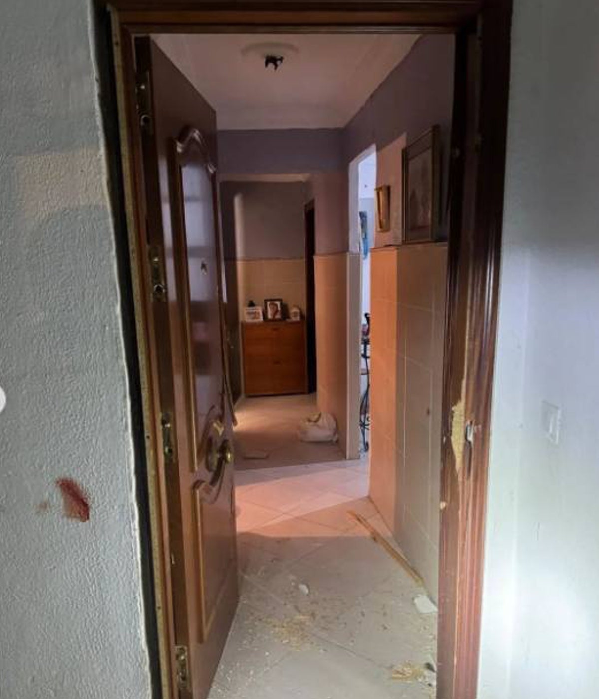 Los agentes de la Policía Local y Nacional tuvieron que derribar la puerta de la vivienda