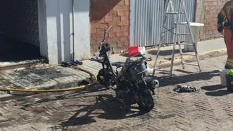 La motocicleta incendiada