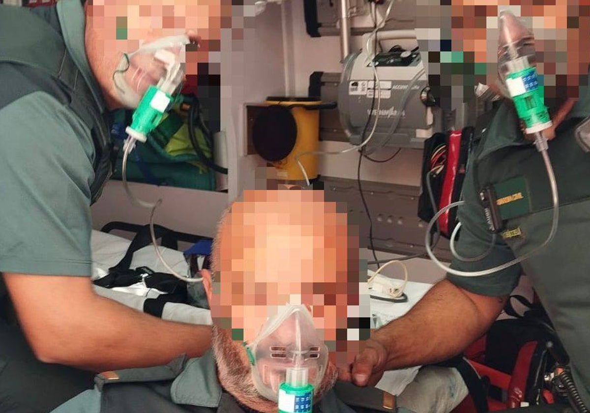 Agentes de la Guardia Civil que intervinieron en el rescate y tuvieron que ser atendidos