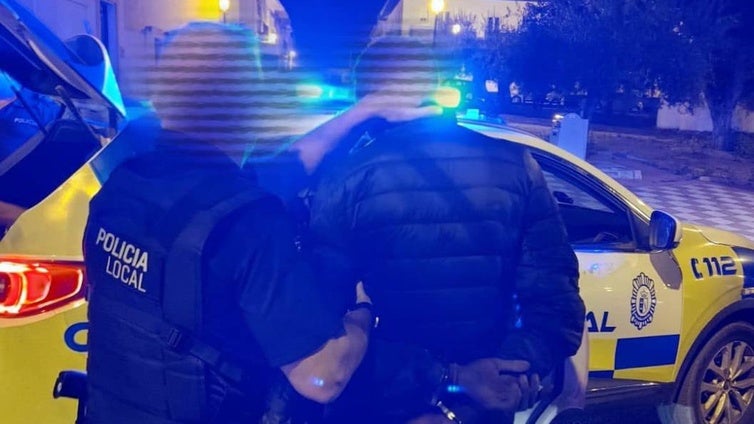 Detenido en Almonte por un delito de daños: iba vandalizando coches por la calle