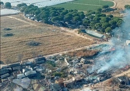 Arden unas 30 chabolas en un nuevo incendio en el asentamiento de Lucena del Puerto
