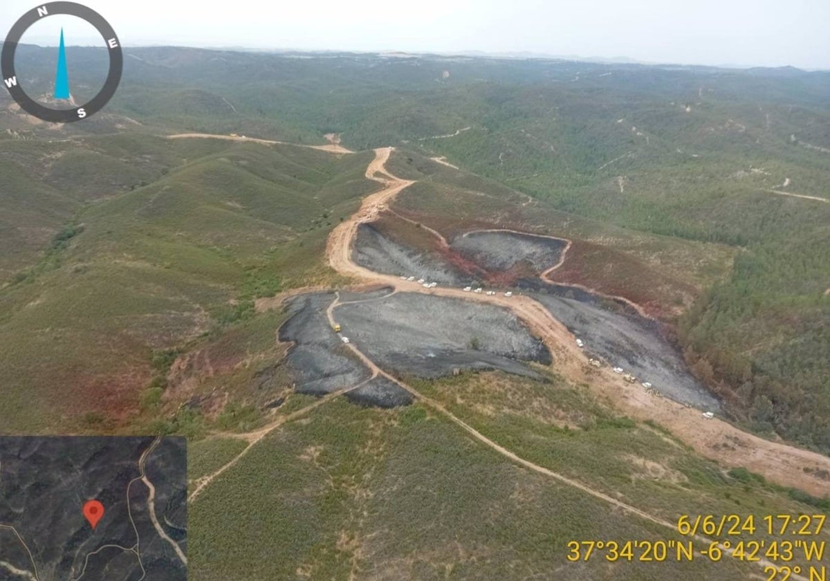 Vista aérea de la zona quemada en un paraje de Valverde del Camino