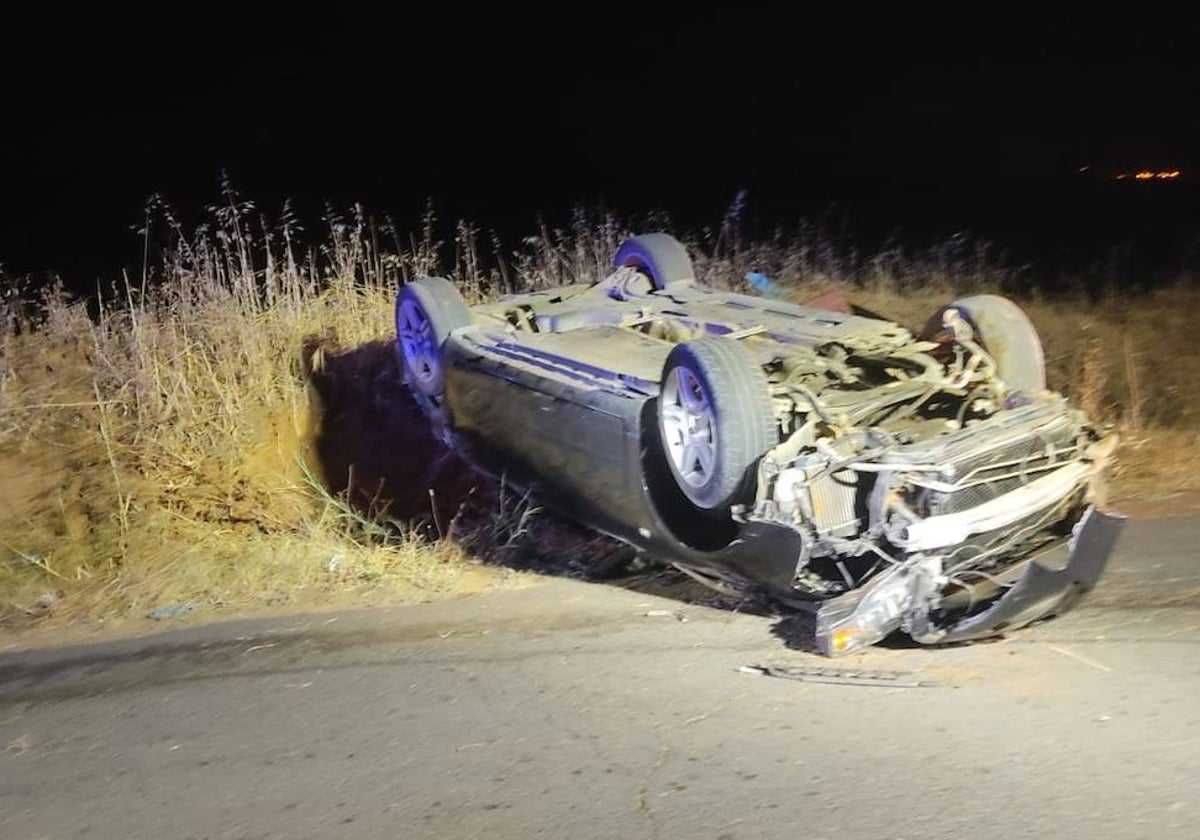 El camión volcado sobre la carretera en el camino rural de Lepe