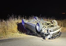Trasladan al hospital a tres jóvenes tras volcar su vehículo de madrugada en un camino rural de Lepe