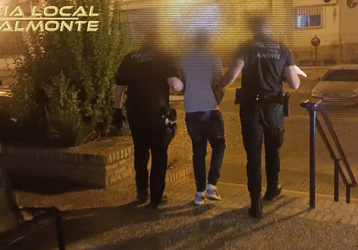 Dos agentes de la Policía Local de Almonte con el detenido