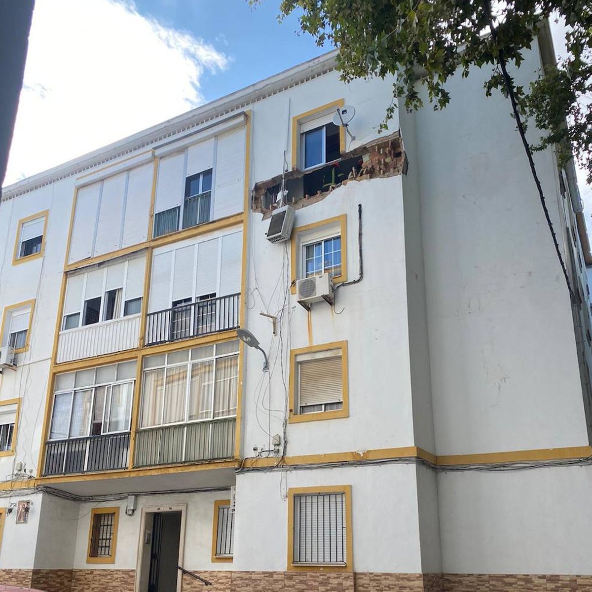 La rotura del tabique en un piso de la calle Bartolomé García de Huelva capital