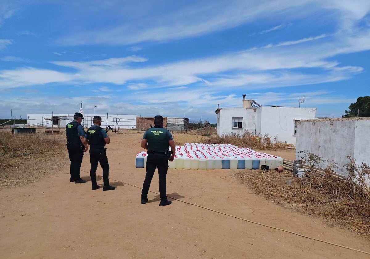 El combustible intervenido por la Guardia Civil con posible destino a narcolanchas