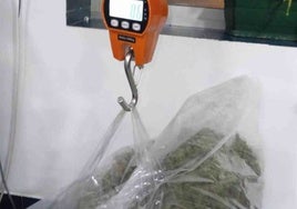 Detenido en Bollullos cuando llevaba más de 8 kilos de marihuana en el maletero